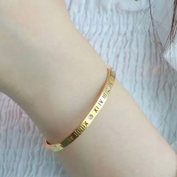 Luxurious Golden-Tone Titanium Steel Bangles Cuff Bracelet - Picture 6 of 7